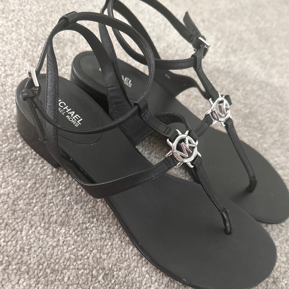 Micheal Kors black leather sandals with silver details - Picture 5 of 11